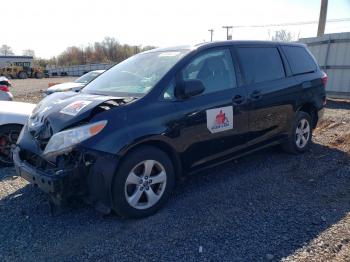  Salvage Toyota Sienna