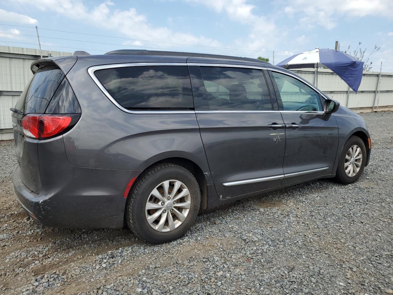 Chrysler Pacifica Touring L Image 3
