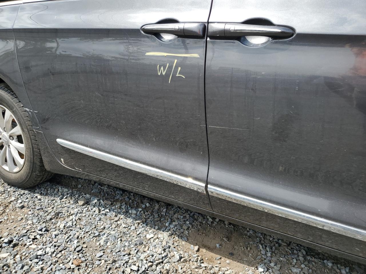 Chrysler Pacifica Touring L Image 14