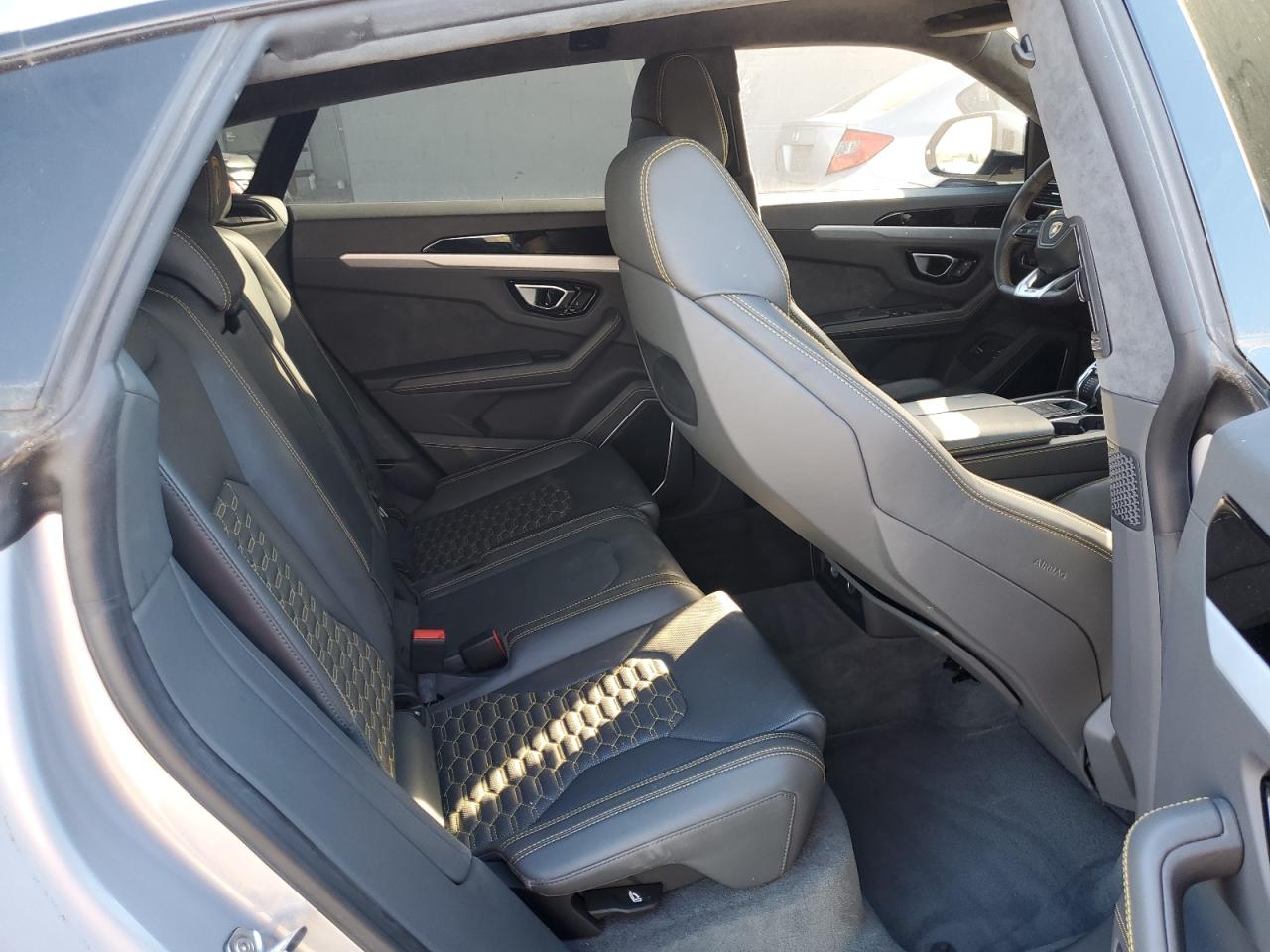 Lamborghini Urus Image 12