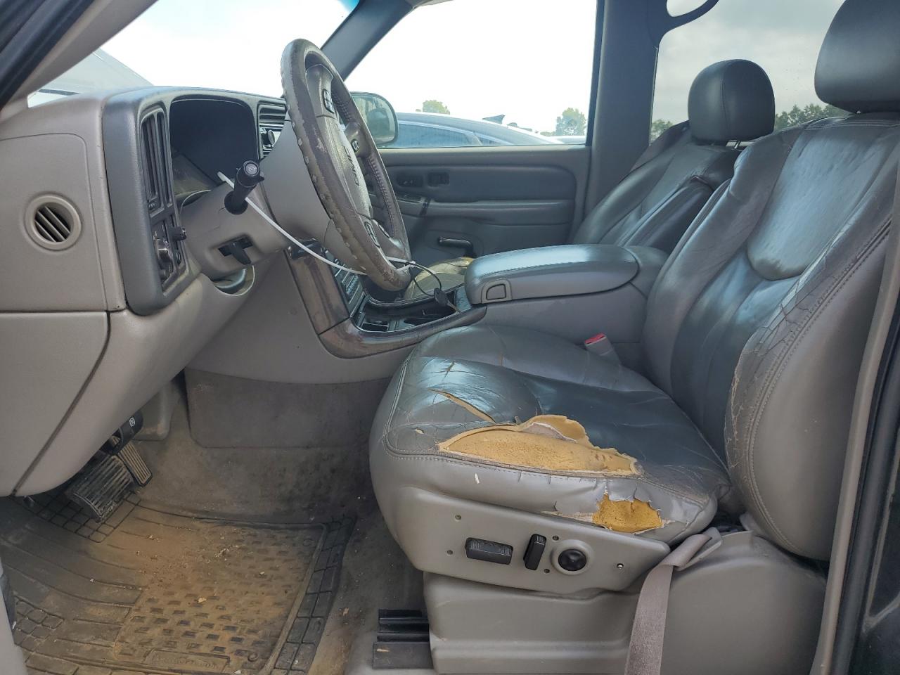 GMC Yukon Denali Image 11