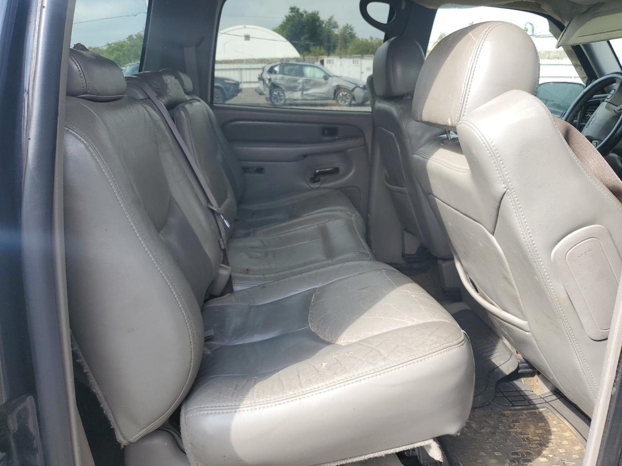 GMC Yukon Denali Image 10