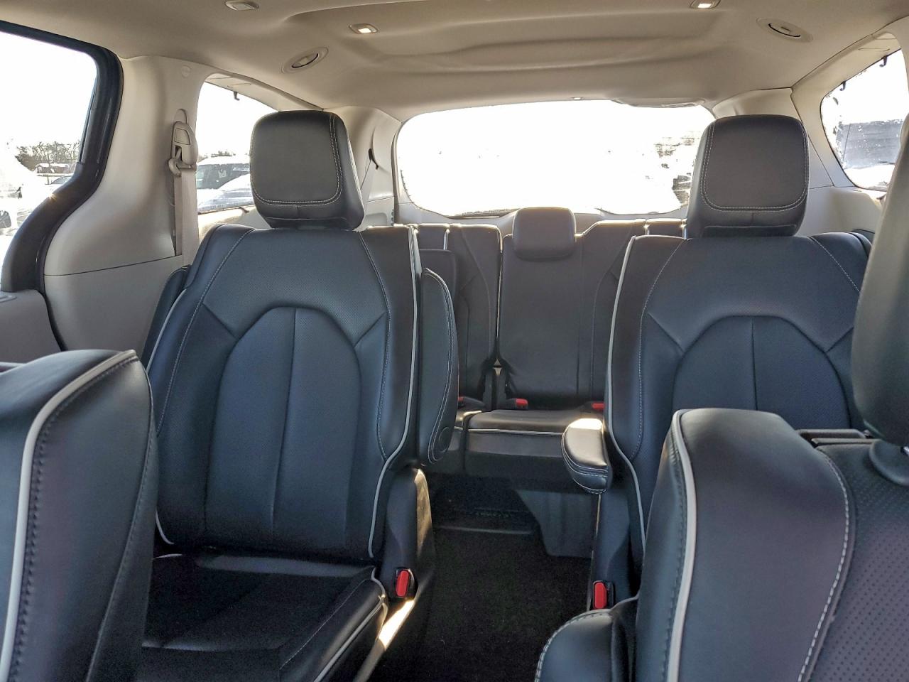 Chrysler Pacifica Hybrid Limited Image 8