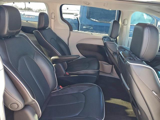 Chrysler Pacifica Hybrid Limited Image 4