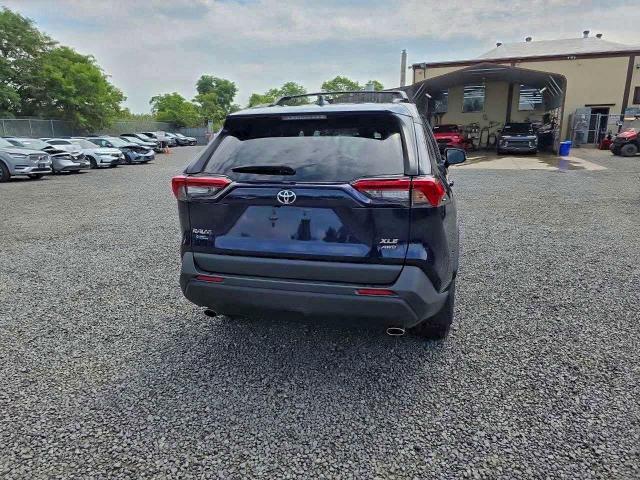 Toyota RAV4 Xle Image 3