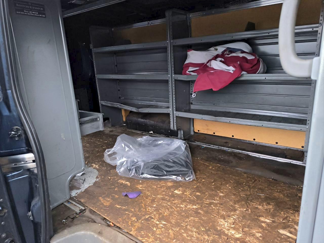 Nissan Nv 2500 S Image 6