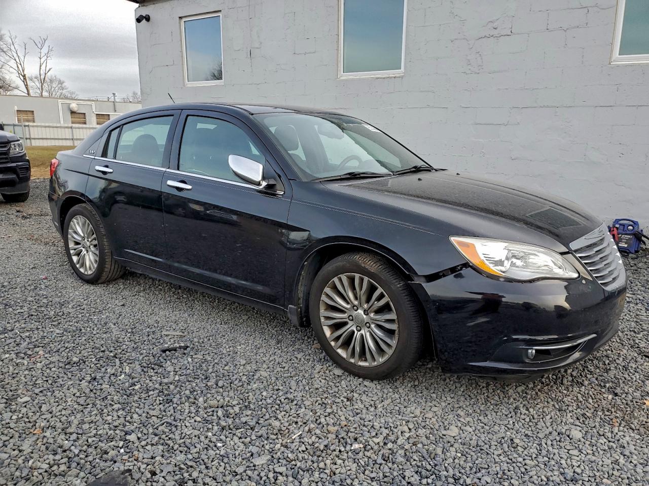 Chrysler 200 Limited Image 9