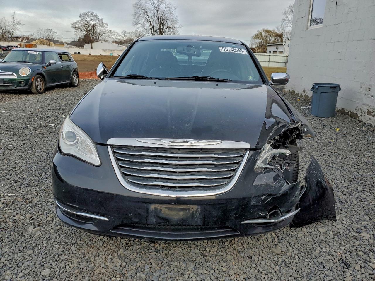 Chrysler 200 Limited Image 2