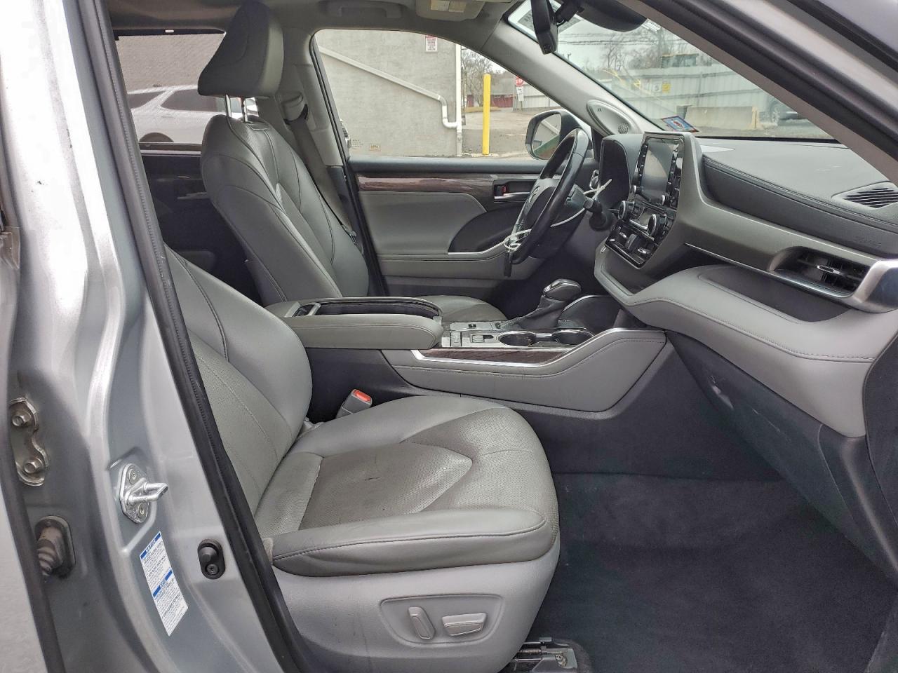 Toyota Highlander Hybrid Limited Image 13