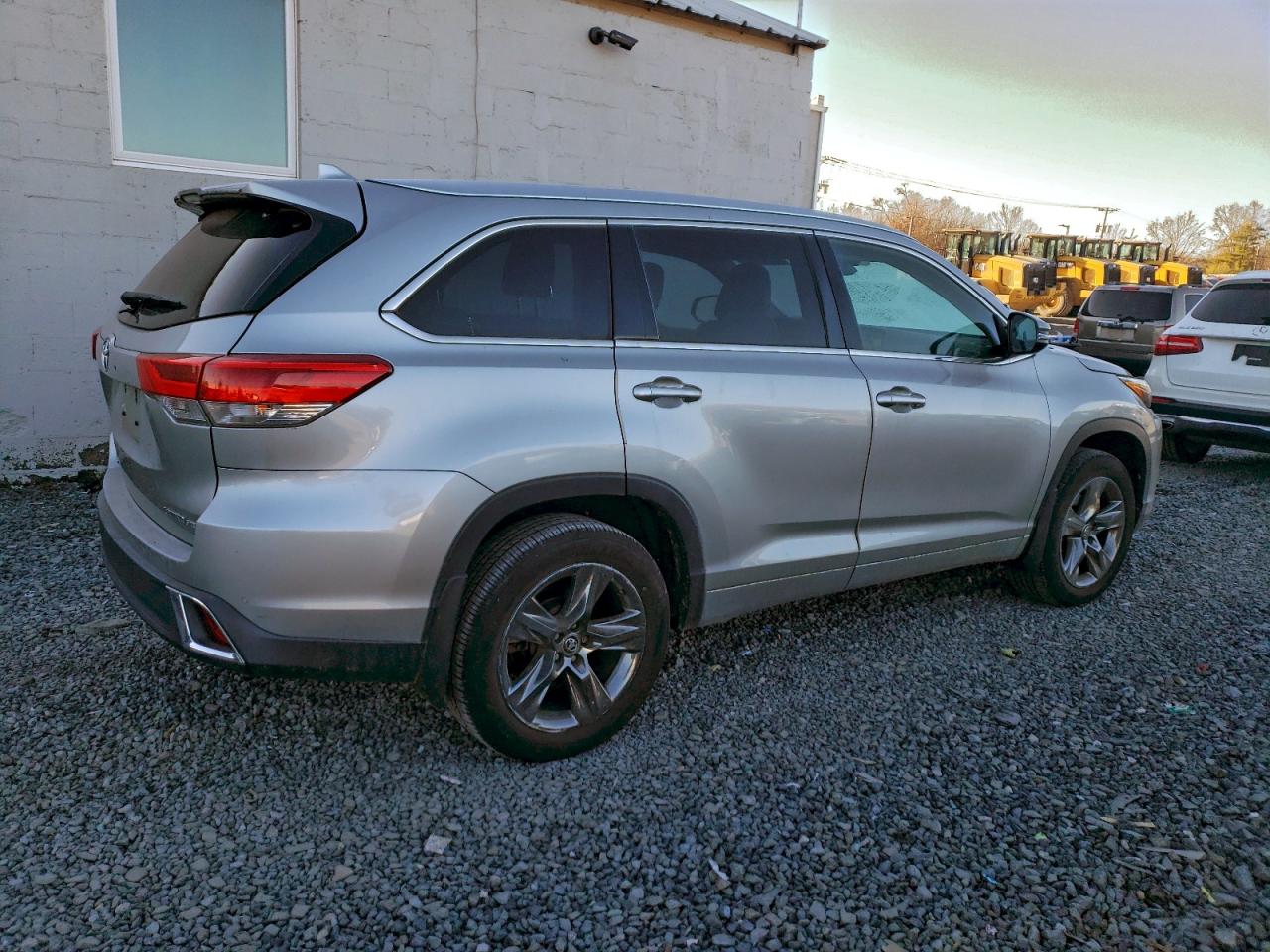 Toyota Highlander Limited Image 9