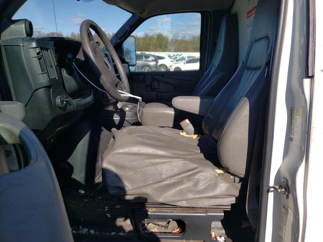 GMC Savana Cutaway G3500 Image 7