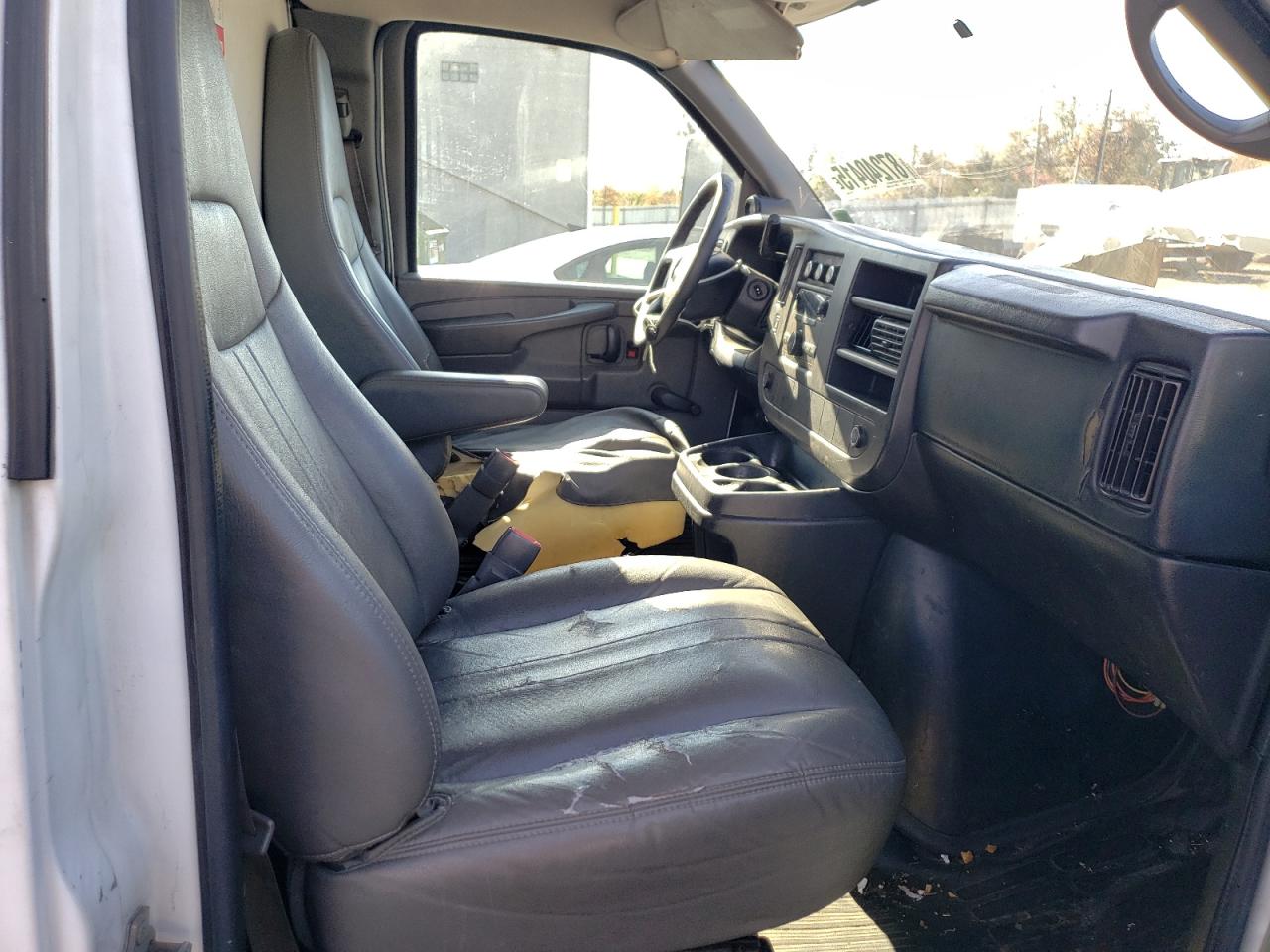 GMC Savana Cutaway G3500 Image 10