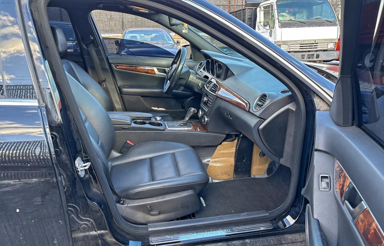 Mercedes-Benz C-Class 300 4matic Image 10