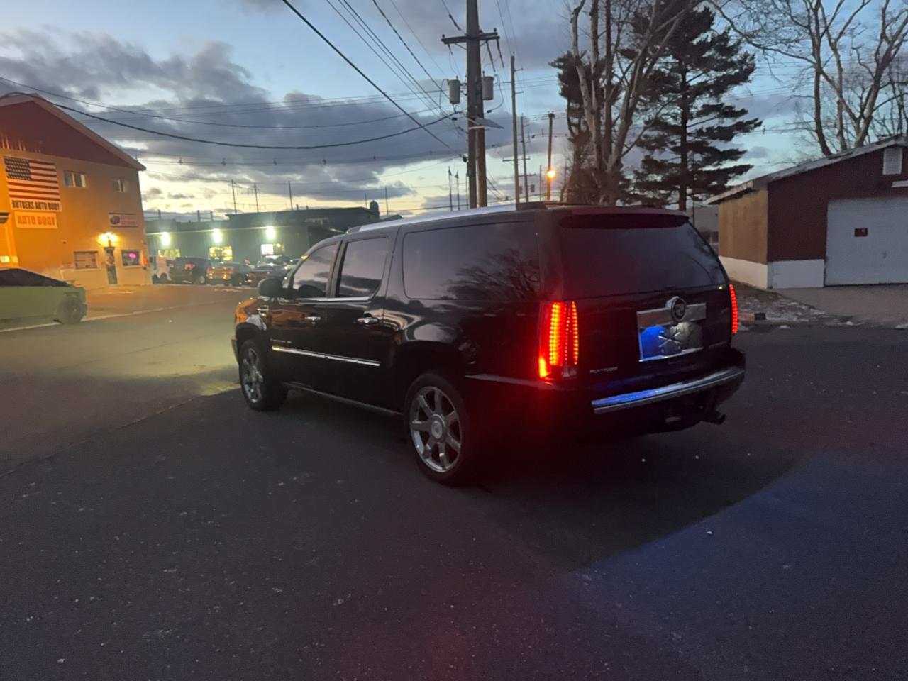 Cadillac Escalade Esv Image 3