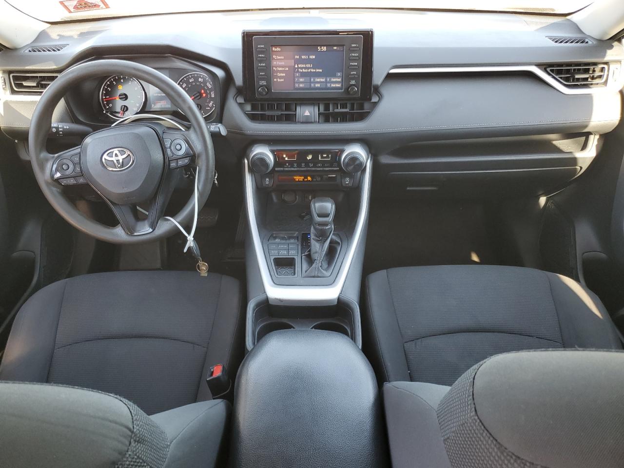 Toyota RAV4 Le Image 8