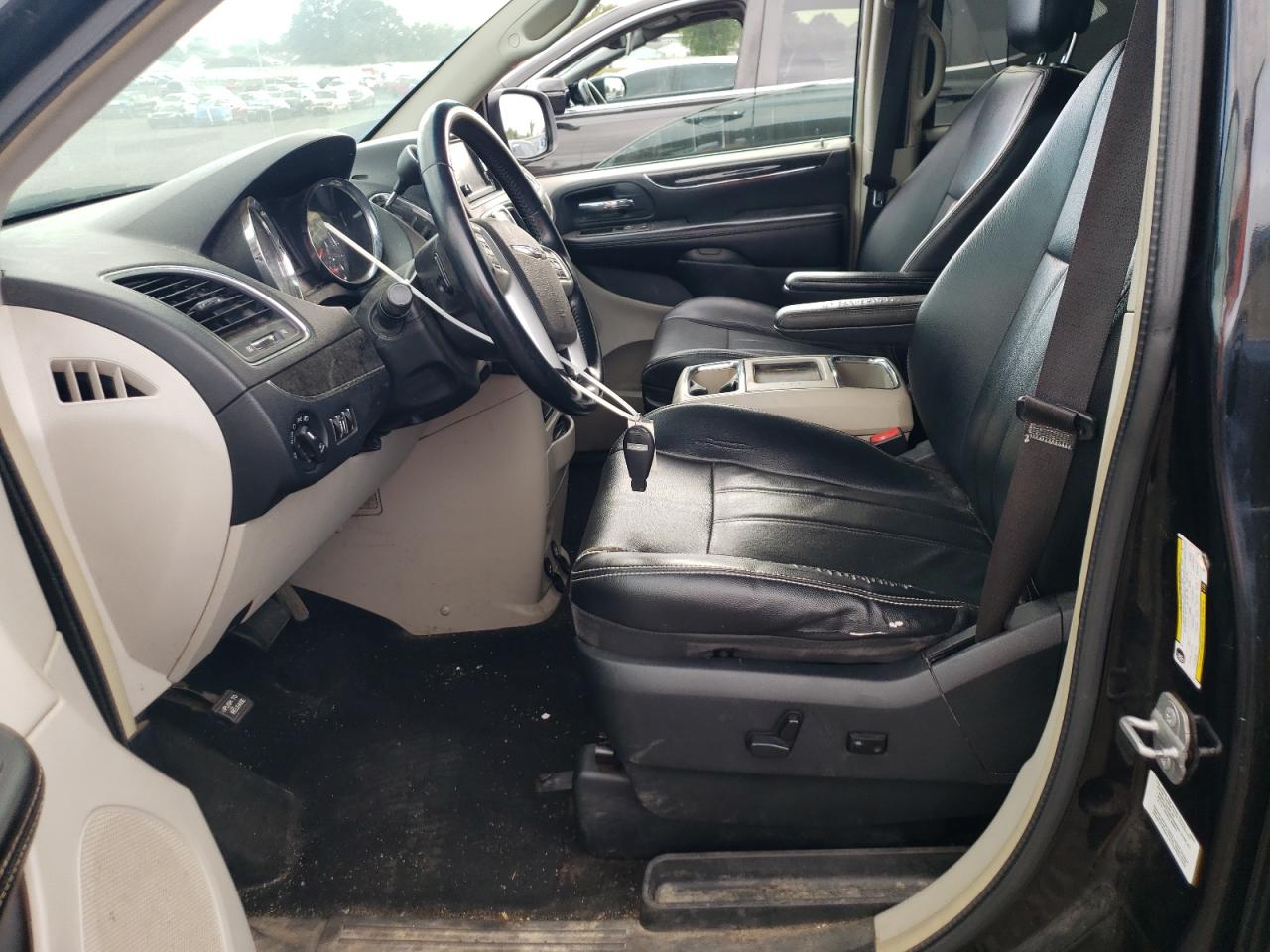 Chrysler Minivan Touring Image 11