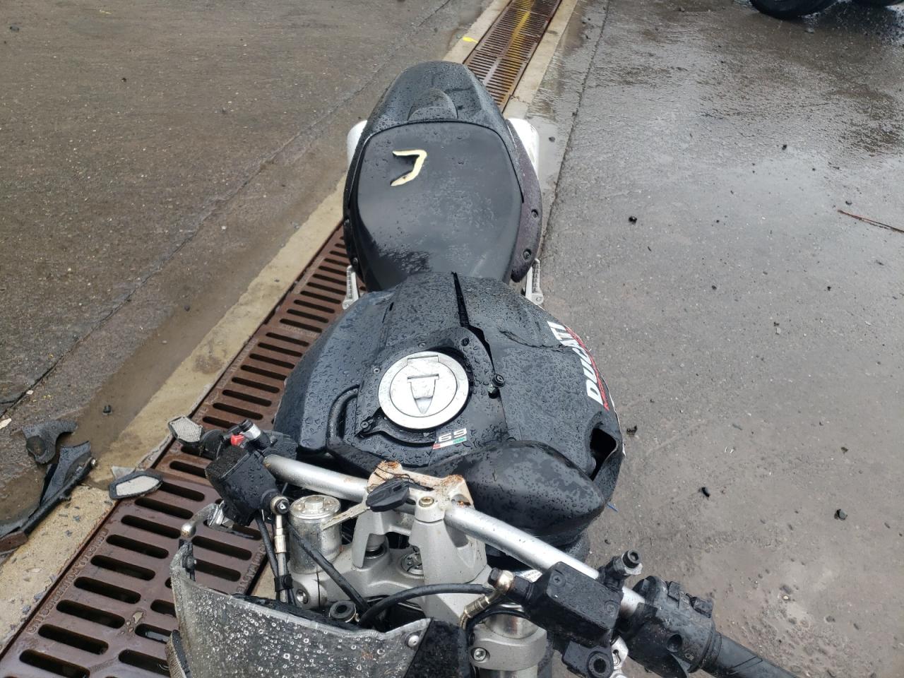 Ducati Monster 696 Image 9