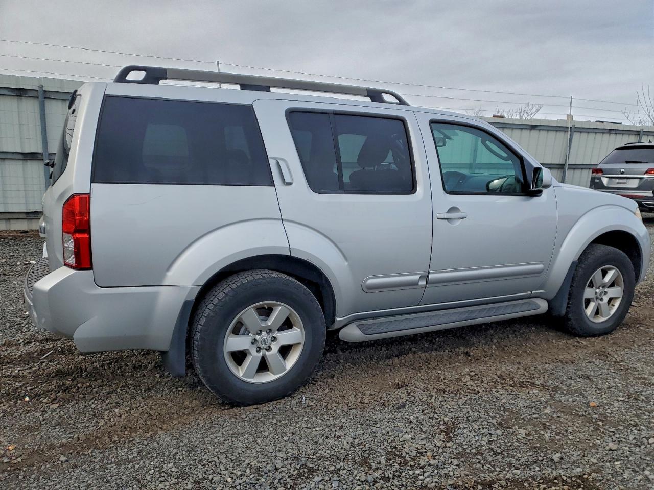 Nissan Pathfinder S Image 5