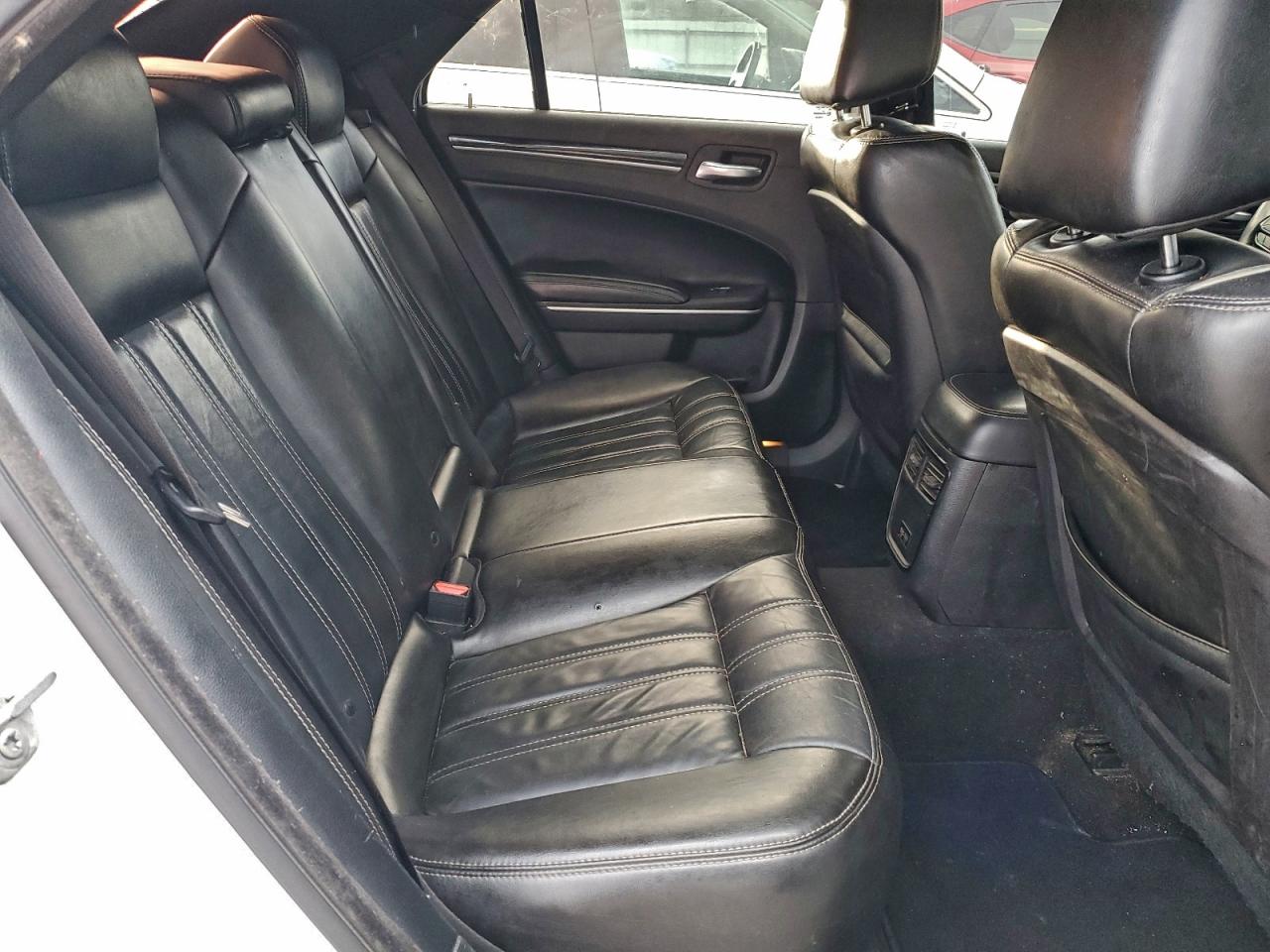 Chrysler 300 S Image 2