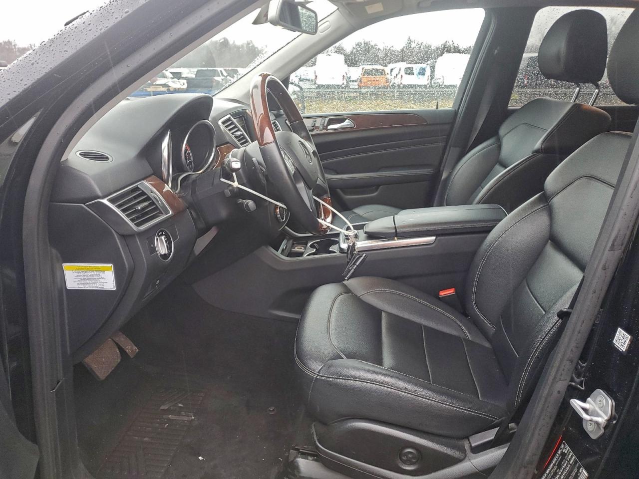 Mercedes-Benz M-Class 550 4matic Image 8