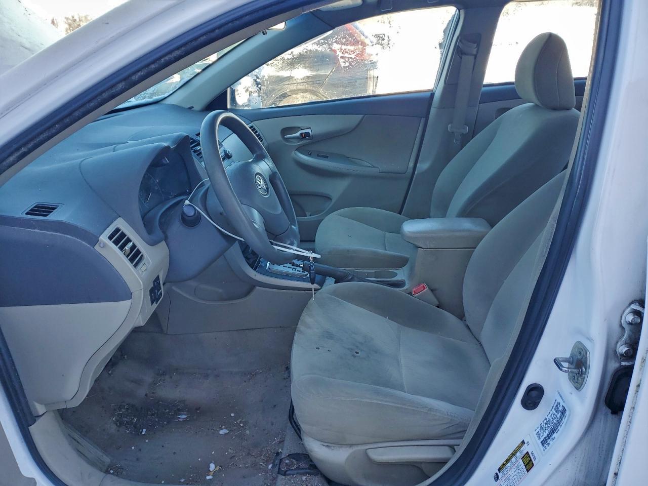 Toyota Corolla Base Image 2