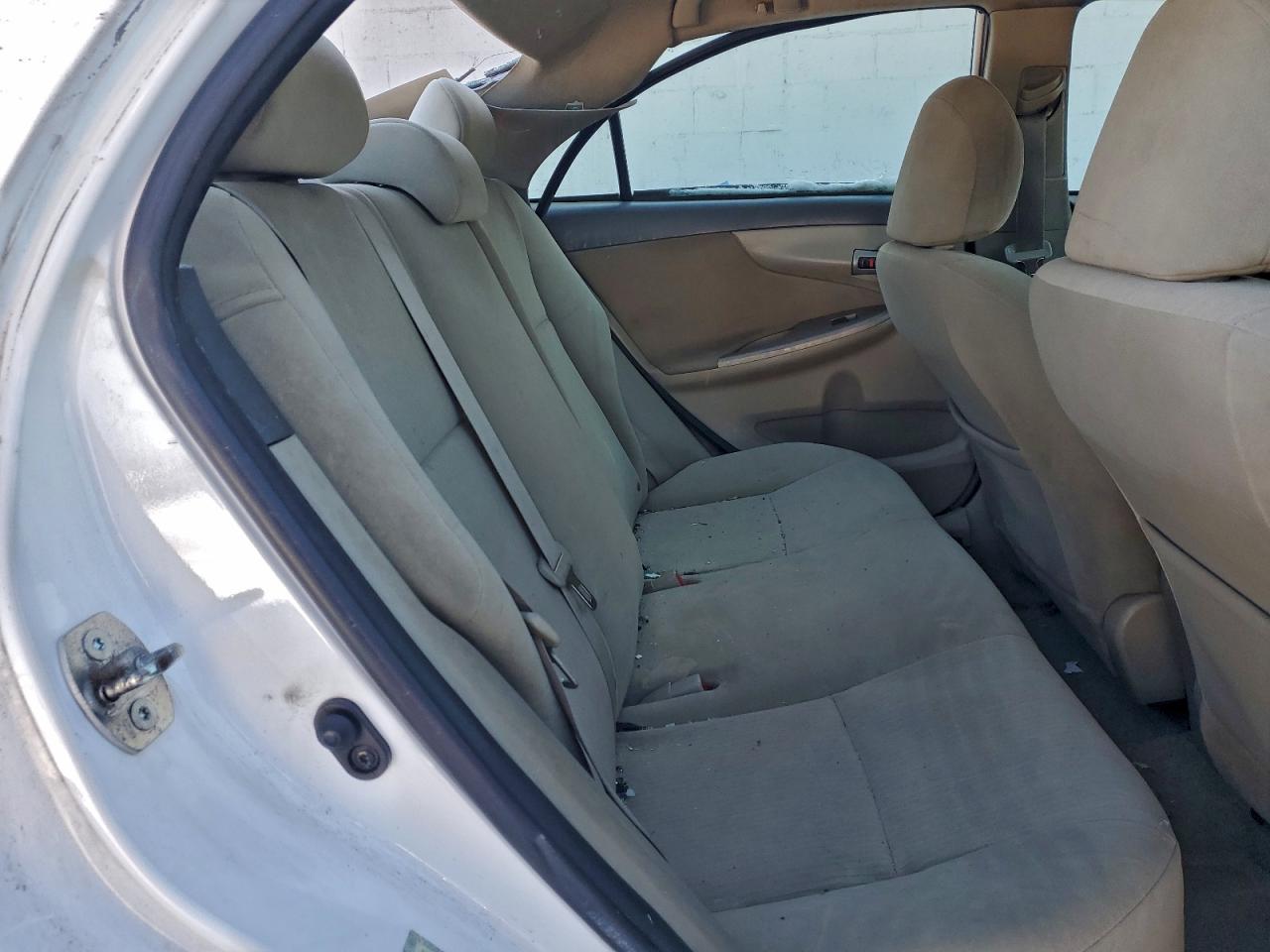 Toyota Corolla Base Image 9