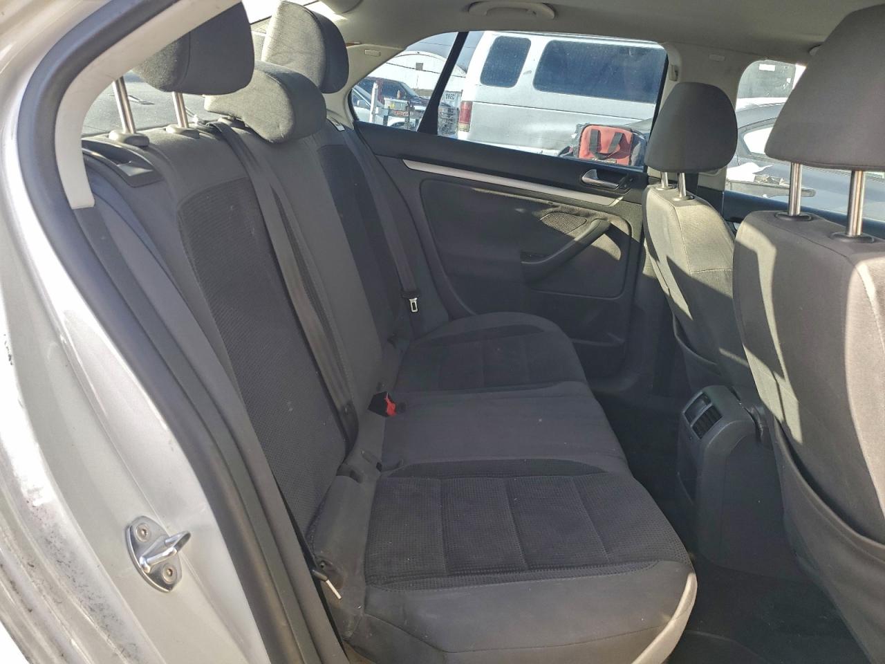 Volkswagen Jetta S Image 12